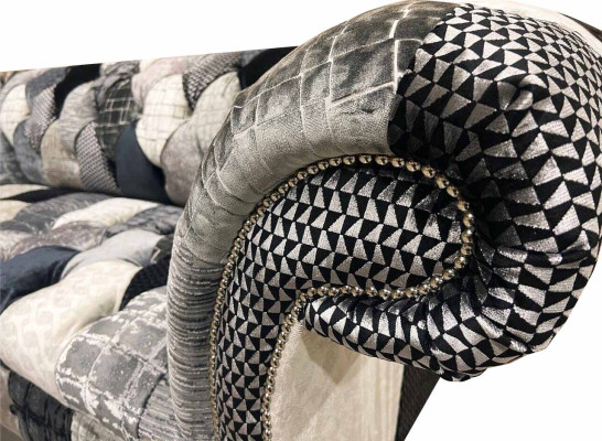 Luxuriöses Samtsofa im Chesterfield-Design mit bunten Karos 