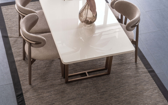 Robustes Esszimmer Set Luxuriöser Esstisch 4x Polsterstühle Anrichte