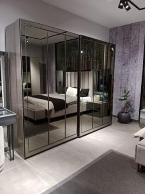 Exklusiver Schwarzer Kleiderschrank Stilvolle Schlafzimmer Holz Möbel