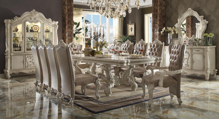 Klassische Esszimmergarnitur in Altweiß Großer Esstisch mit Chesterfield Stühlen