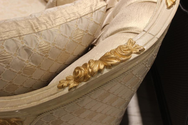 Exquisite Wohnzimmer Deluxe Sofa 3 Sitzer Edlem Sofa Beige Wohnzimmer Sofa