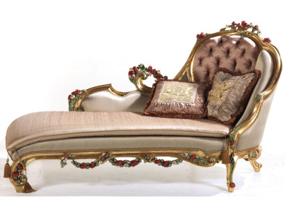 Luxuriöser Chaiselongue mit dekorativen Schnitzereien