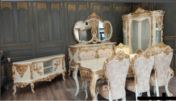 Königliches Esszimmermöbel-Set mit vergoldeten Schnitzereien