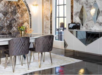 Luxuriöse Esszimmer Garnitur Designer Esstisch x4 Stühle Kommode Spiegel