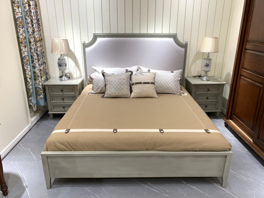 Premium Schlafzimmer-Set: Bett und Nachttische aus Naturholz in Grau