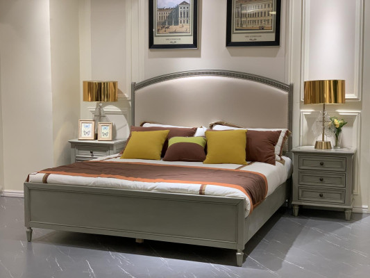 Premium Doppelbett im klassischen Design in Grau mit beiger Lederausstattung