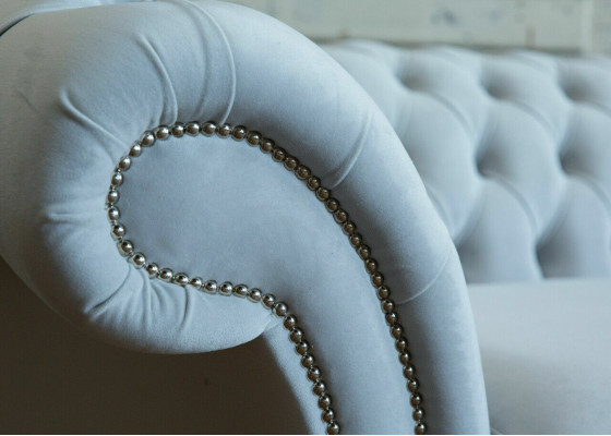 Grauer Chesterfield 4 Sitzer Polster Couch Modern Stil Samt Textil Stoff Sofa 