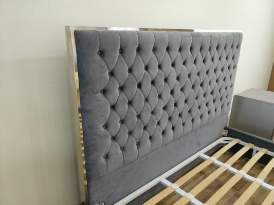 Großes stilvolles Chesterfield graues Doppelbett Textil Betten Luxus Design