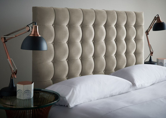 Graues Luxus Chesterfield Doppelbett Polsterbett Schlafzimmer Bett