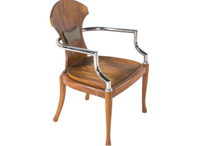Brauner Holzstuhl im eleganten Design für Wohnzimmer und Büro